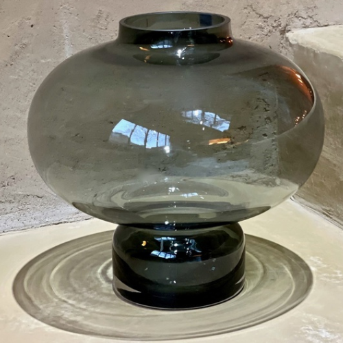 Vase boule en verre fumé sur pied